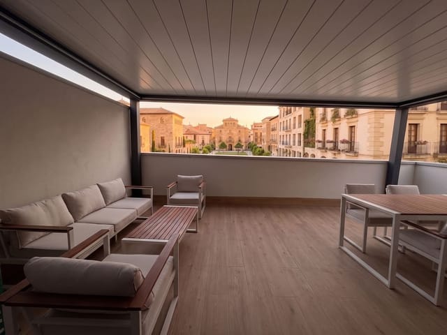 Pérgola bioclimática CERCA en la terraza de un ático, con vistas a la ciudad, a mediodía