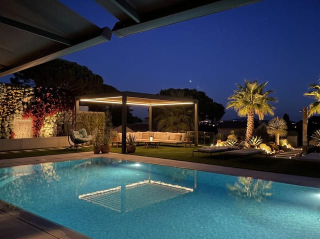 Pérgola bioclimática CERCA autoportante en un jardín junto a la piscina, de noche, con la iluminación LED encendida