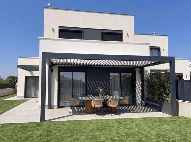 Pérgola bioclimática CERCA adosada a la fachada de una vivienda, funcionando como porche, a mediodía